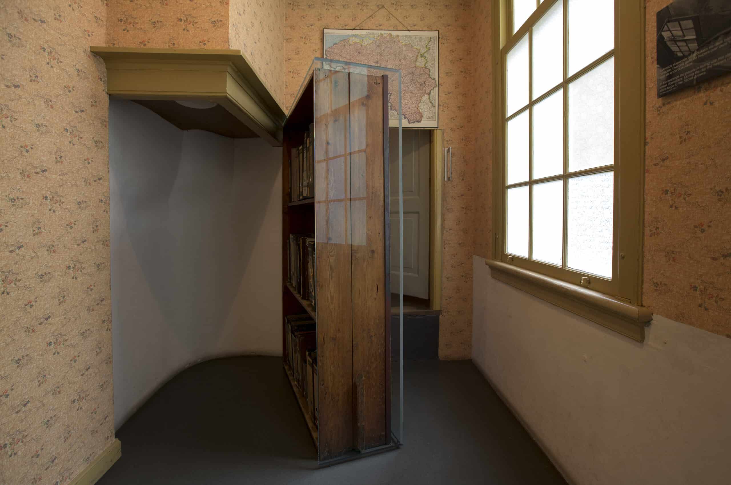 Glazen constructie ter bescherming van de originele boekenkast in het  Anne Frank Huis.